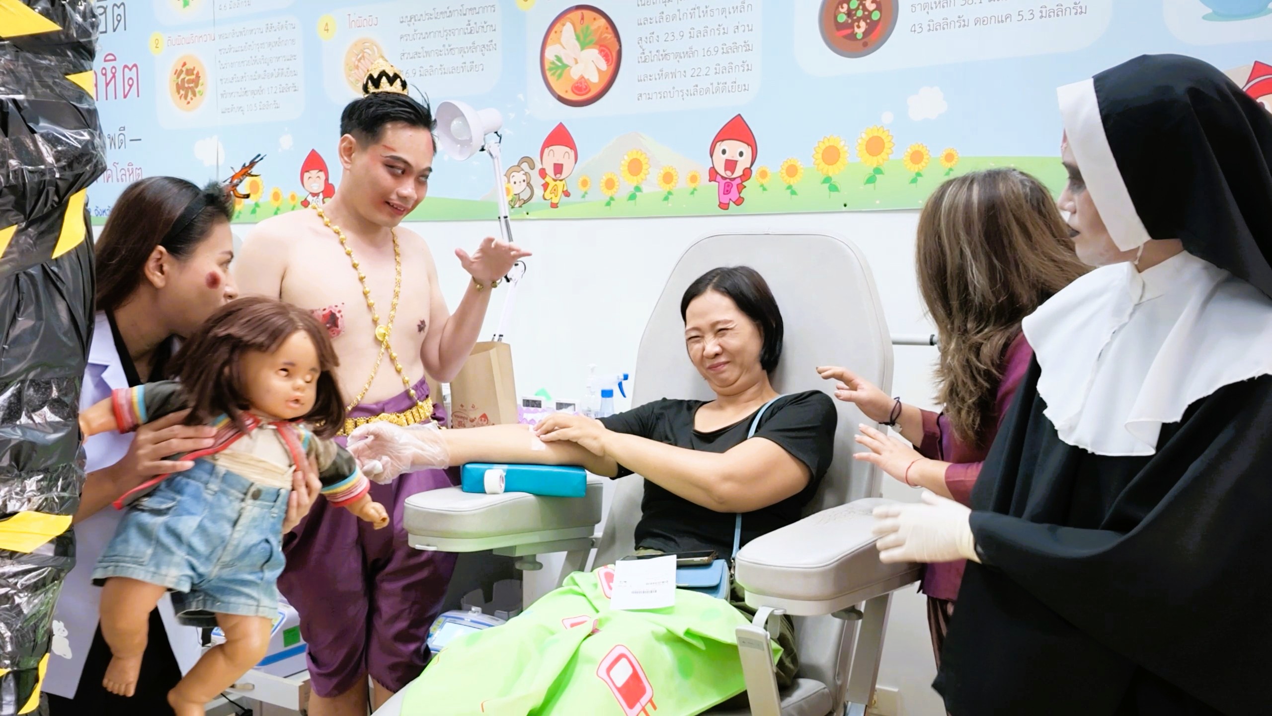 ภาคบริการโลหิตแห่งชาติที่ 2 จังหวัดลพบุรี จัดกิจกรรมฉลองต้อนรับเทศกาลวันฮาโลวีน ชวนคนสุขภาพดี &ldquo;หนีผีมาให้เลือด&rdquo; โดยมีการแต่งกายแฟนซี เป็นผี คอยดูดเลือดให้กับผู้เข้ารับบริการ&nbsp;